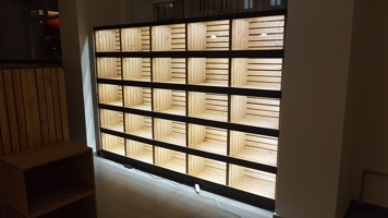 Regálová stěna s LED osvětlením od JPL